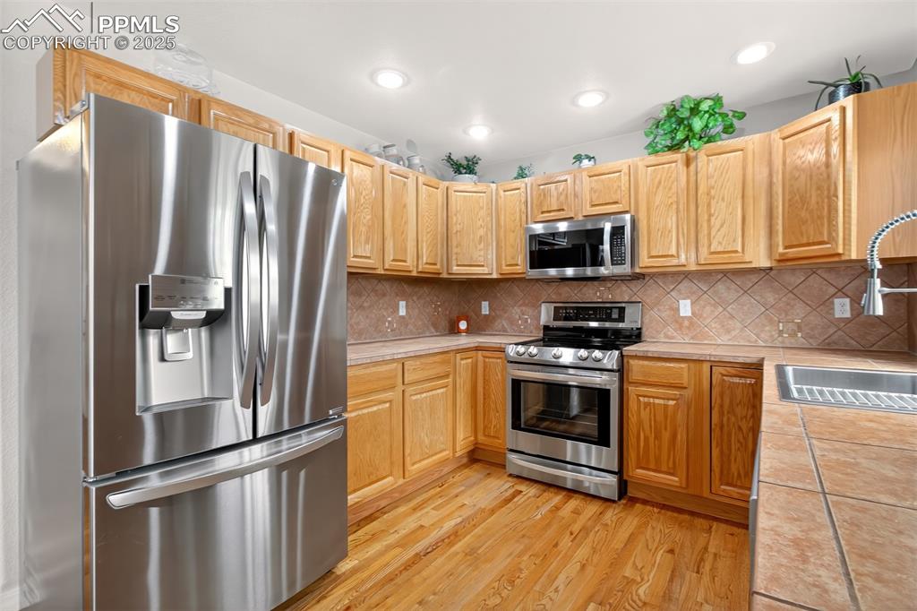 Image 7 of 38: Kitchen