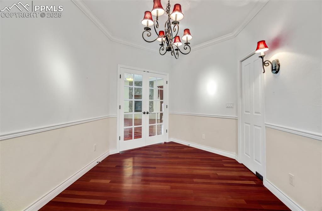 Image 24 of 48: Formal dining room 