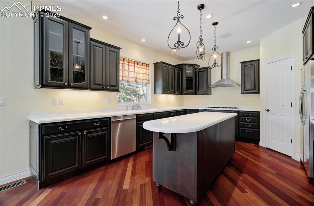 Image 32 of 48: Kitchen