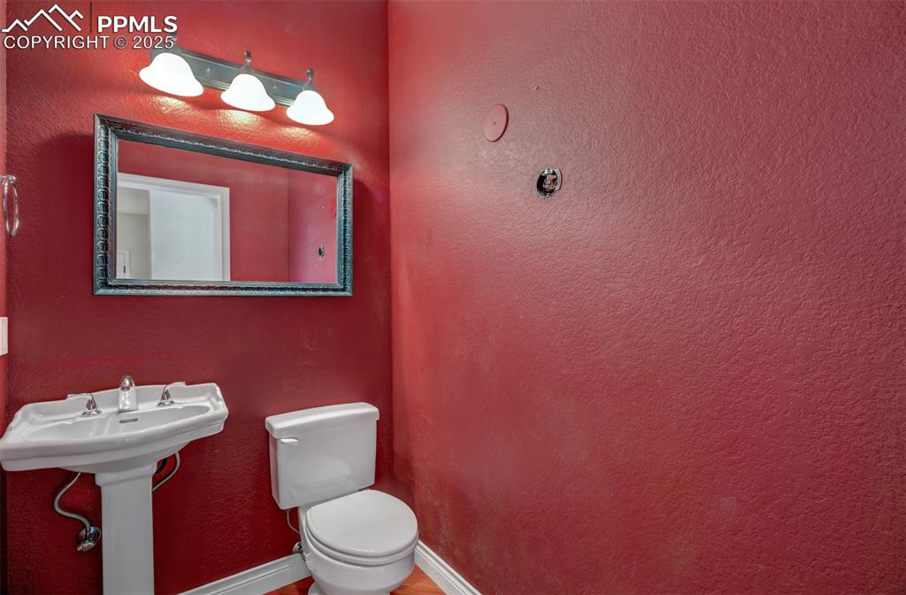 Image 33 of 48: Half bathroom 