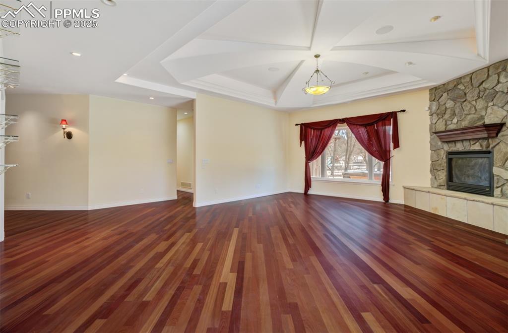 Image 7 of 48: Additional view of the living room 