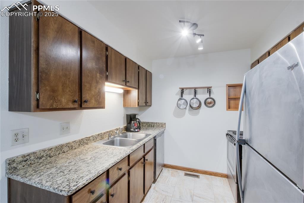 Image 10 of 22: Kitchen