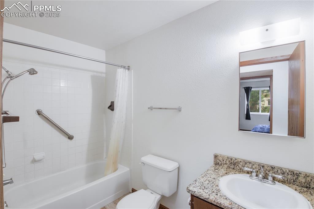 Image 17 of 22: Bathroom