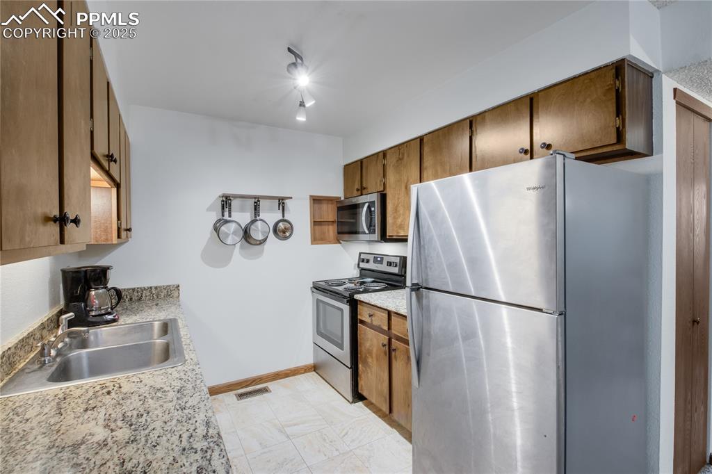 Image 7 of 22: Kitchen