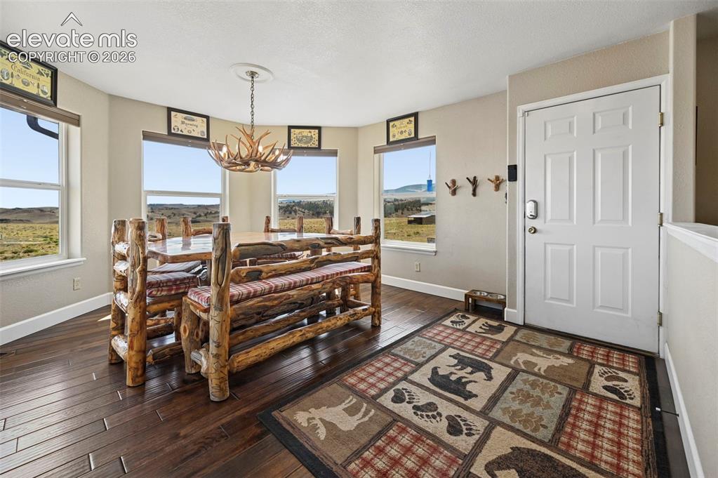 Image 13 of 49: Dining Area