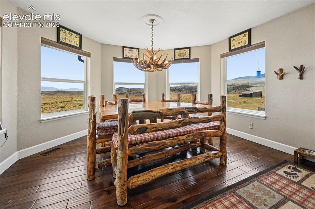 Image 14 of 49: Dining Area