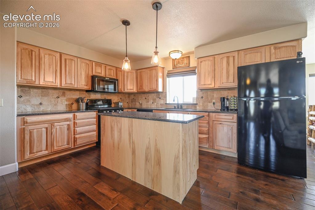 Image 15 of 49: Kitchen