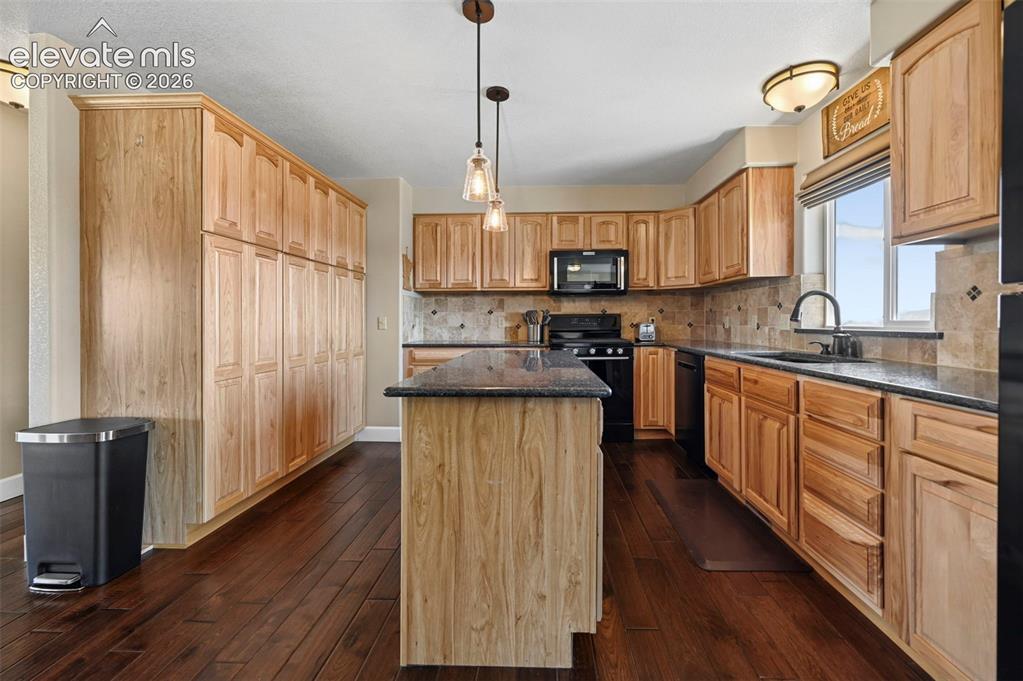Image 16 of 49: Kitchen