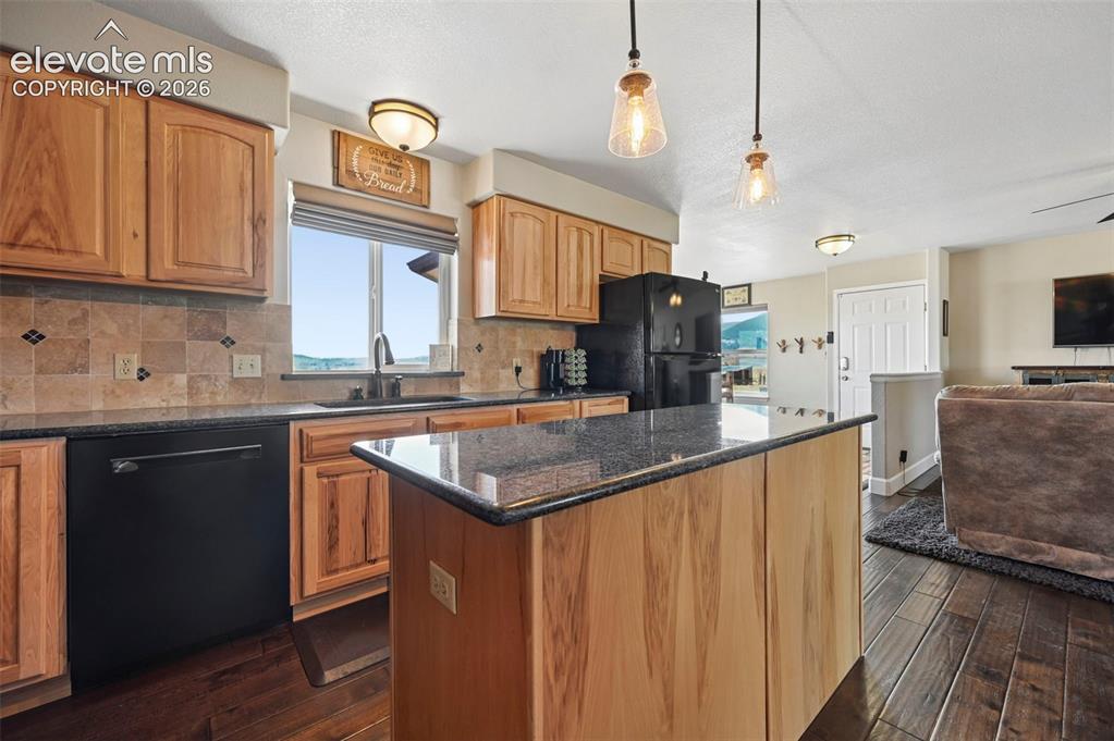 Image 17 of 49: Kitchen