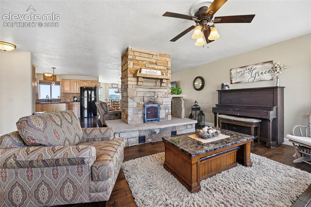 Image 18 of 49: Living Room