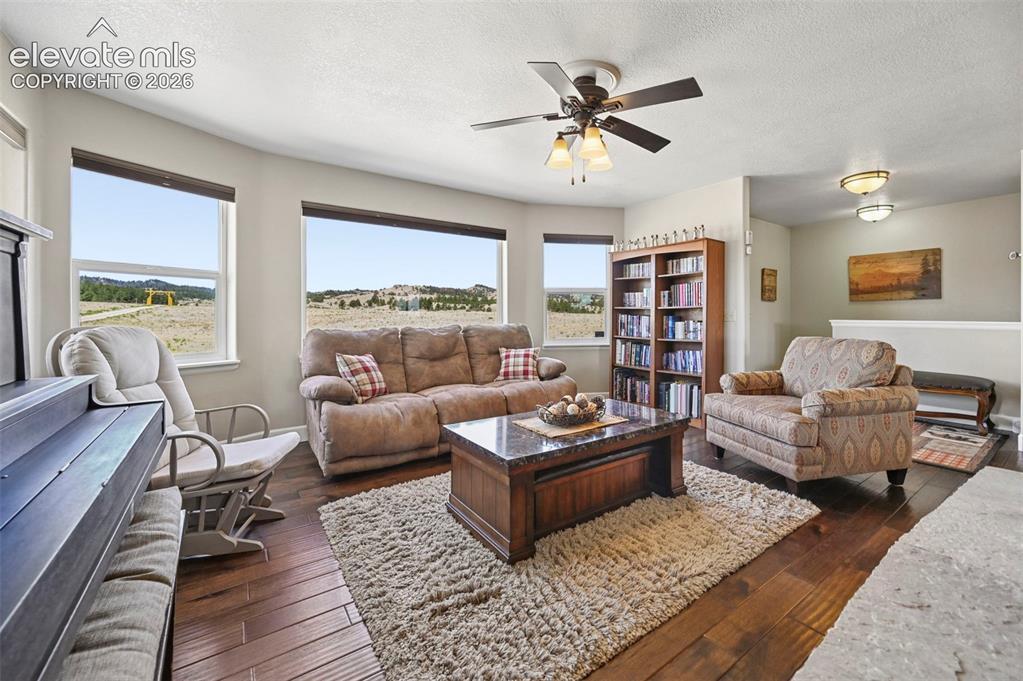 Image 19 of 49: Living Room
