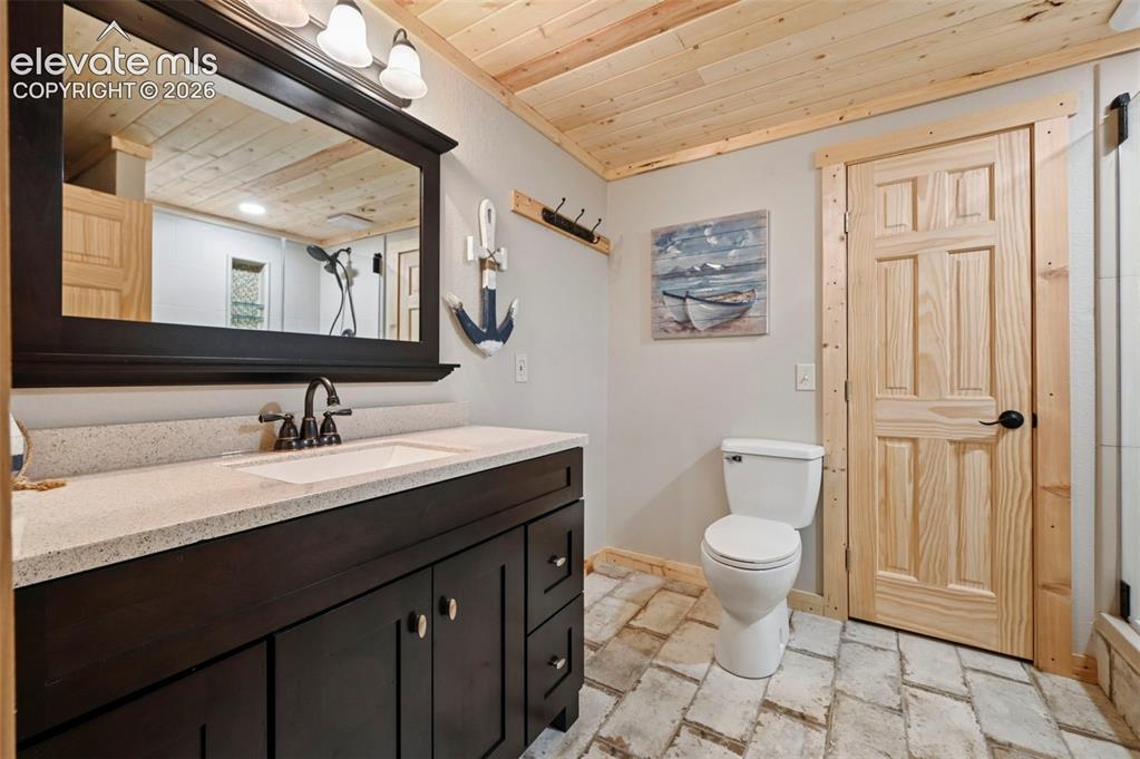 Image 34 of 49: Bathroom