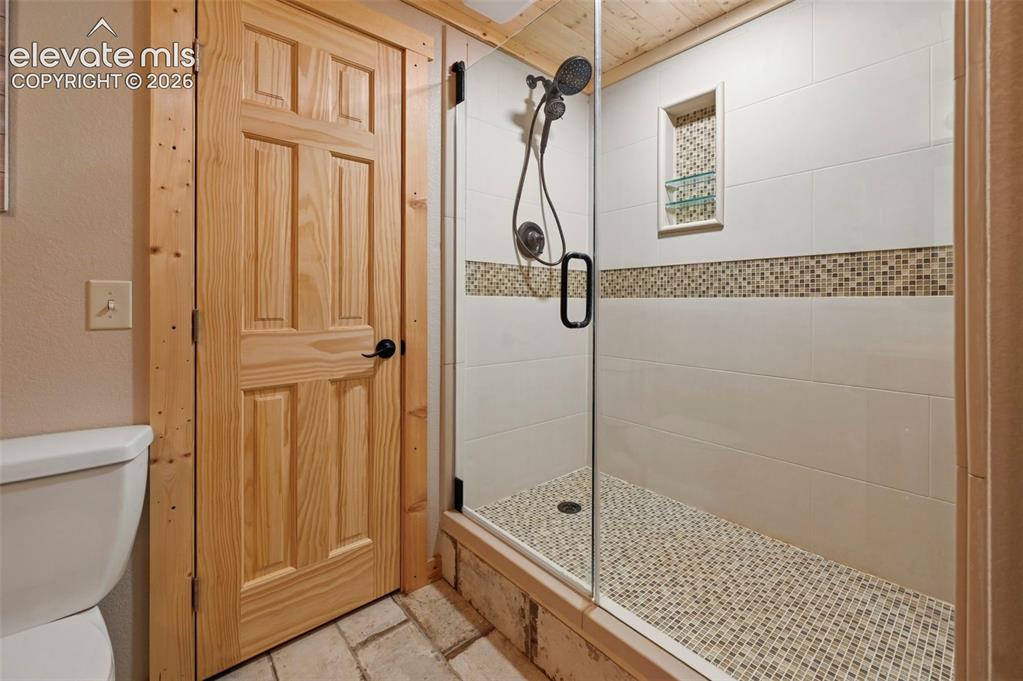 Image 35 of 49: Bathroom