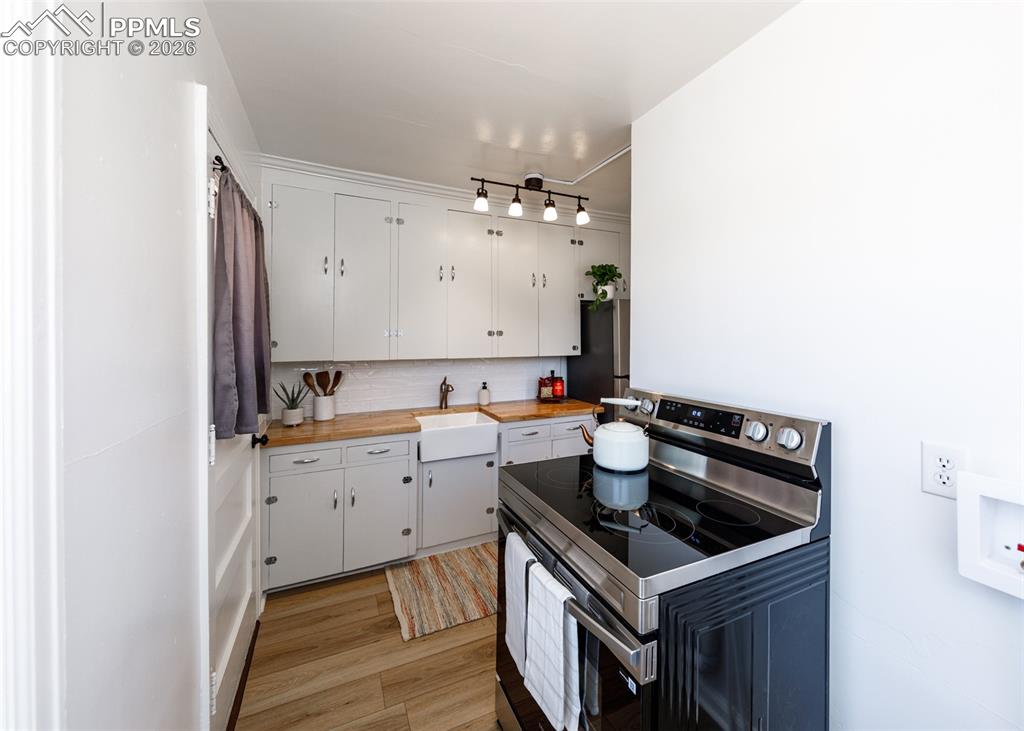 Image 10 of 21: Kitchen