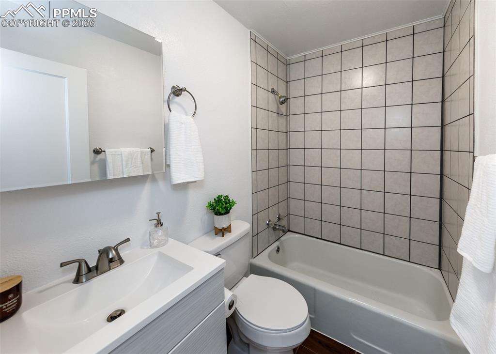 Image 13 of 21: Bathroom