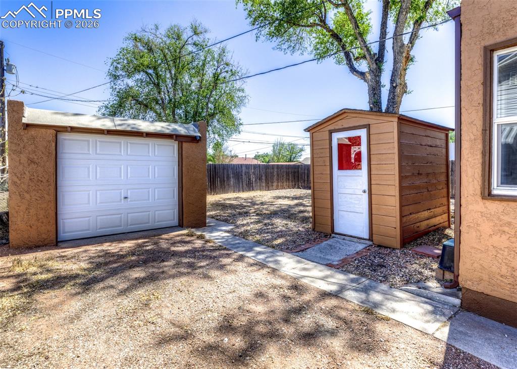Image 18 of 21: Garage