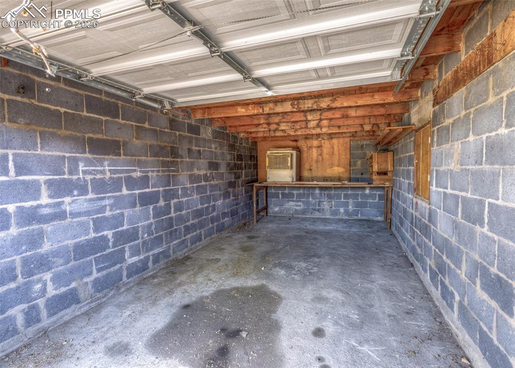 Image 19 of 21: Garage