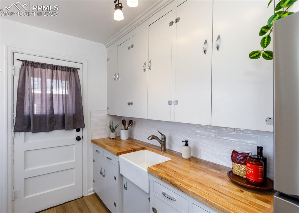Image 7 of 21: Kitchen