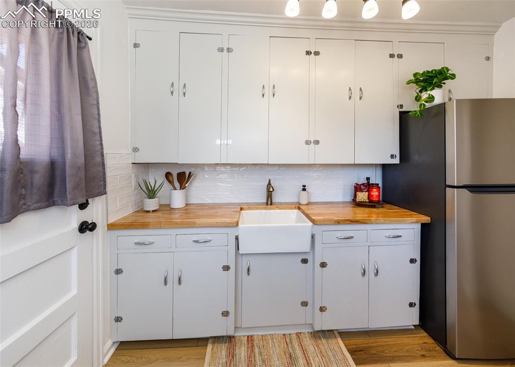 Image 8 of 21: Kitchen