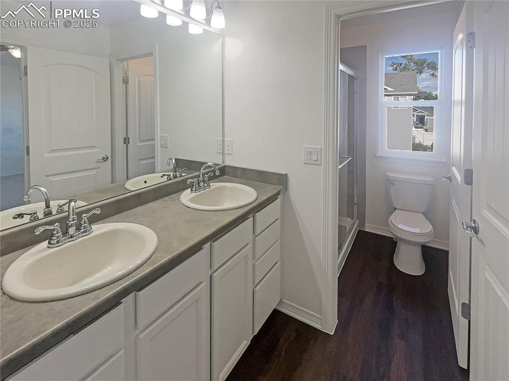 Image 7 of 23: Bathroom