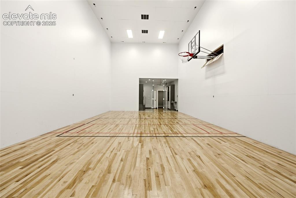 Image 38 of 50: Sport court