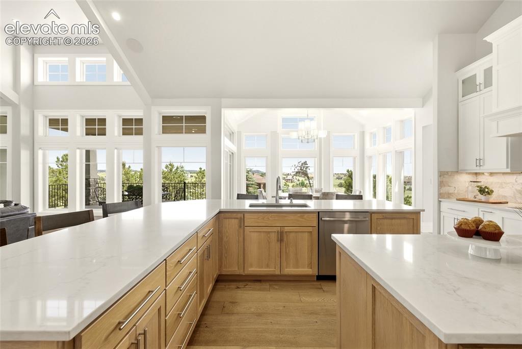 Image 4 of 50: Large Island with ample seating