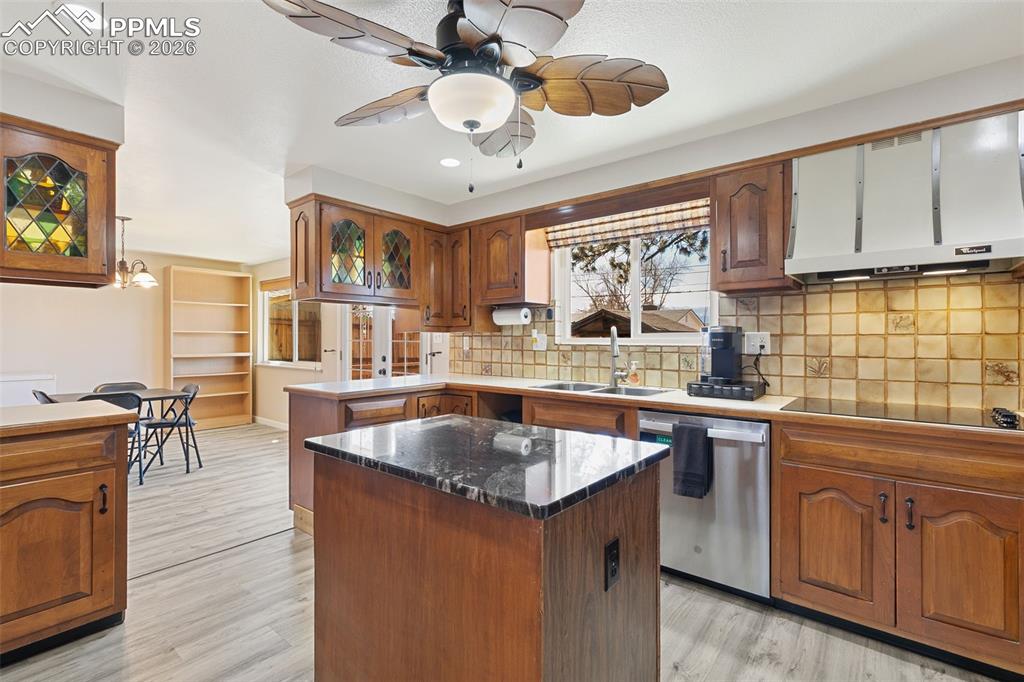 Image 14 of 43: Kitchen