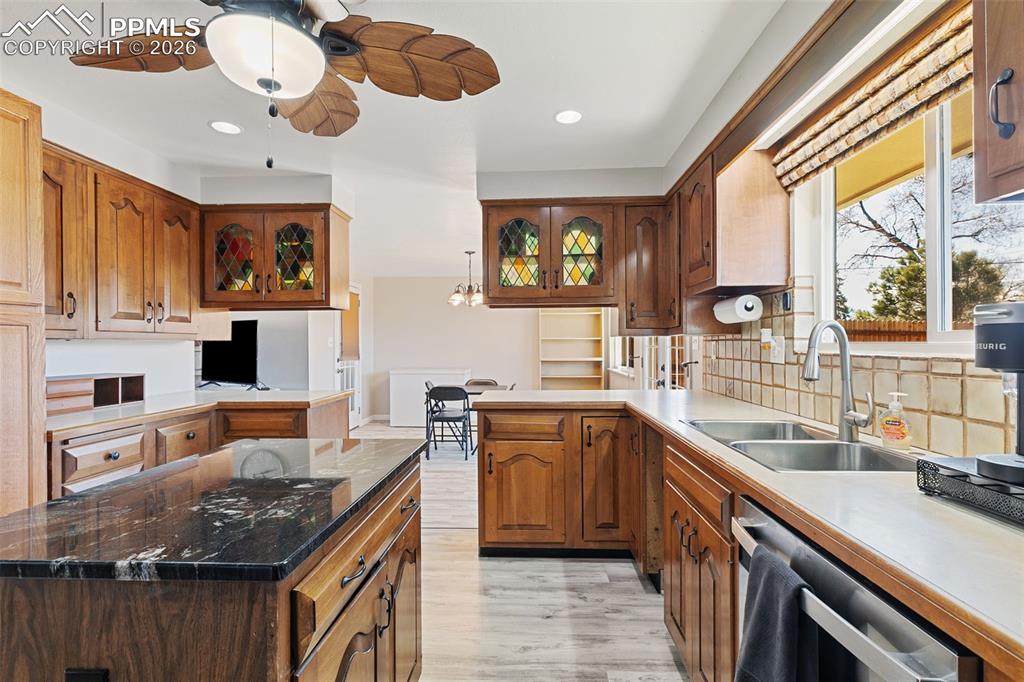 Image 15 of 43: Kitchen