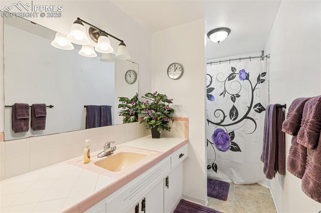 Image 19 of 43: Bathroom