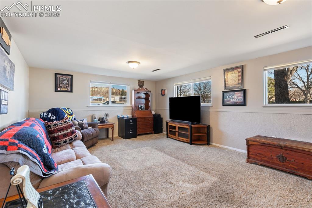 Image 27 of 43: Living Room