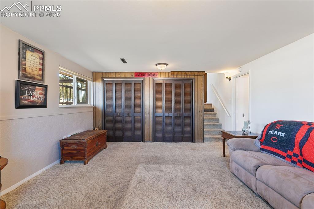 Image 31 of 43: Living Room