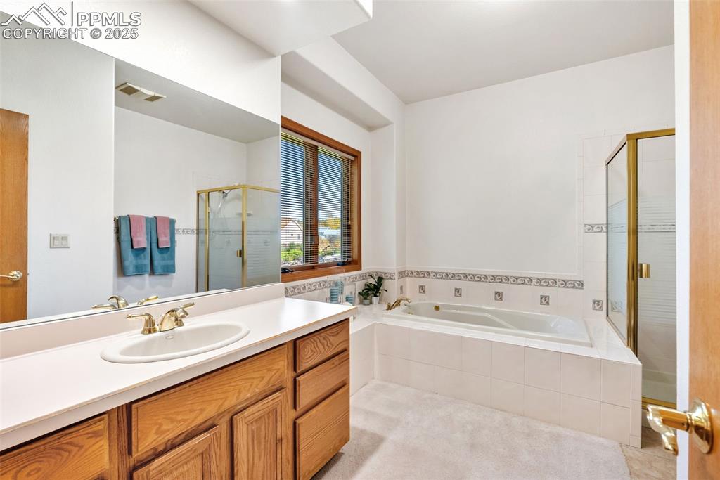 Image 17 of 35: Bathroom