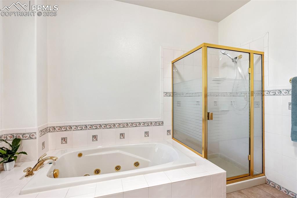 Image 18 of 35: Bathroom