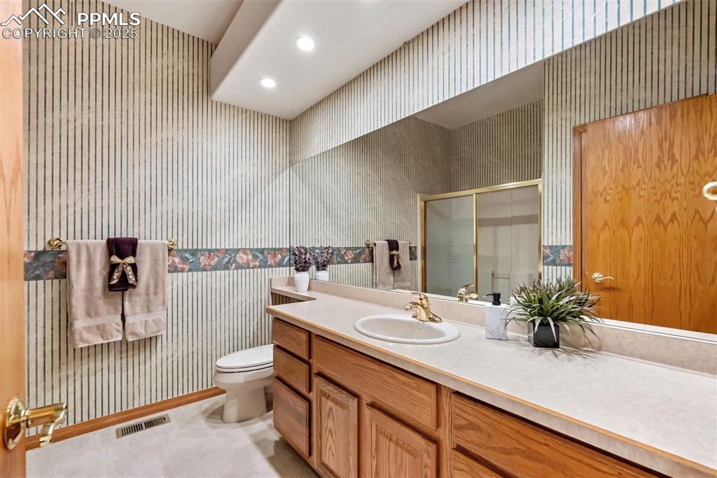 Image 24 of 35: Bathroom