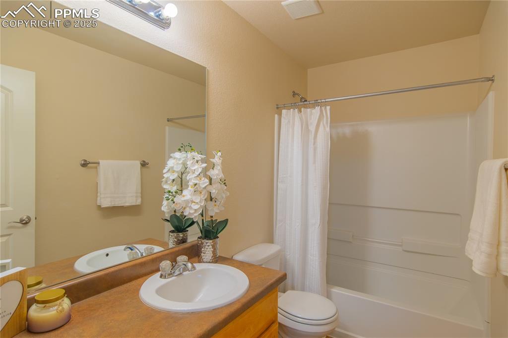 Image 10 of 22: Upper bedroom