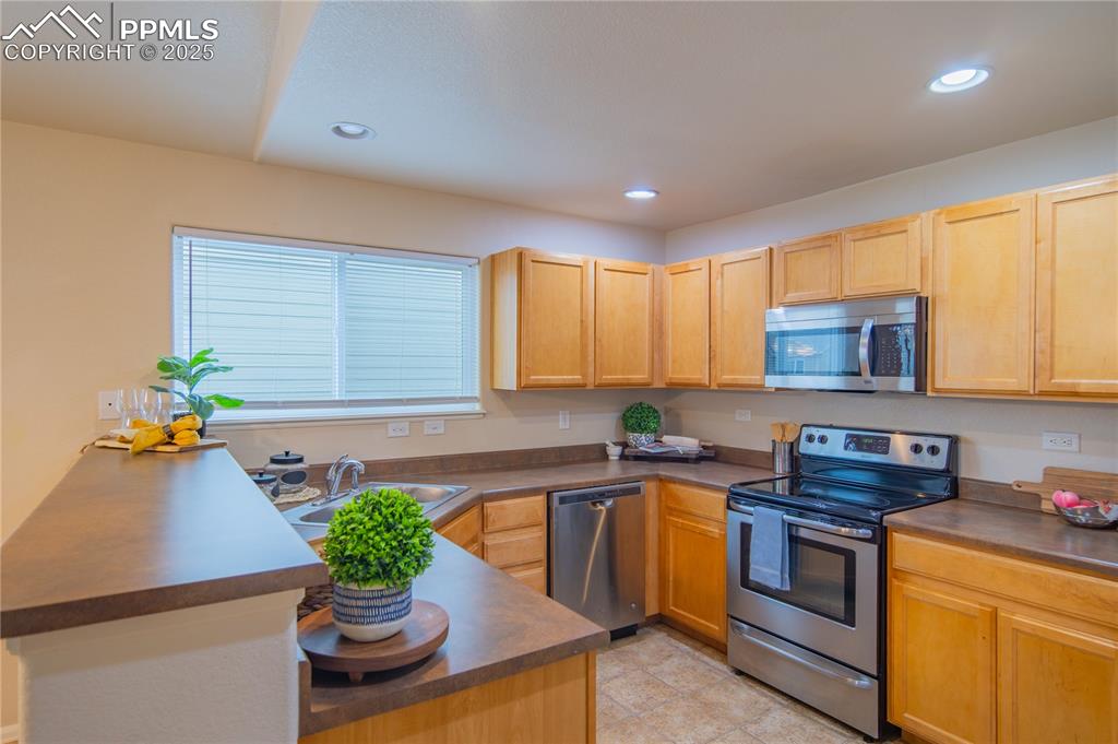 Image 7 of 22: Kitchen