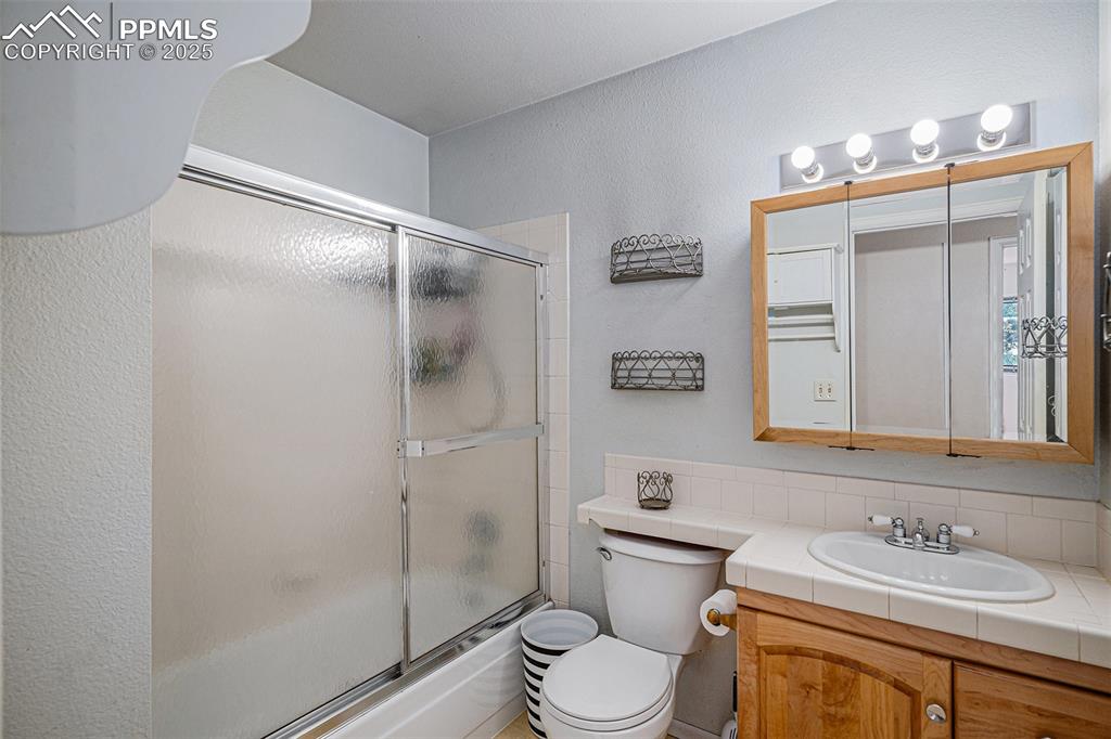 Image 15 of 20: Upper Level Full Bathroom
