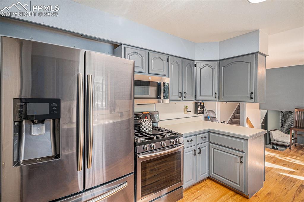 Image 8 of 20: Kitchen