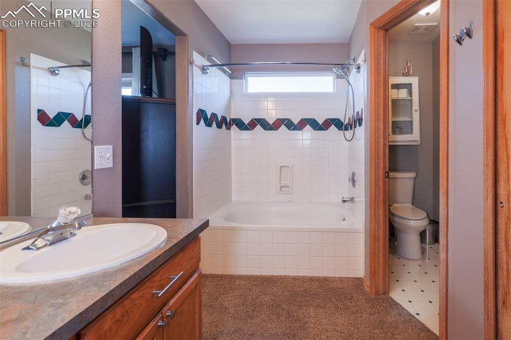 Image 19 of 42: Bathroom