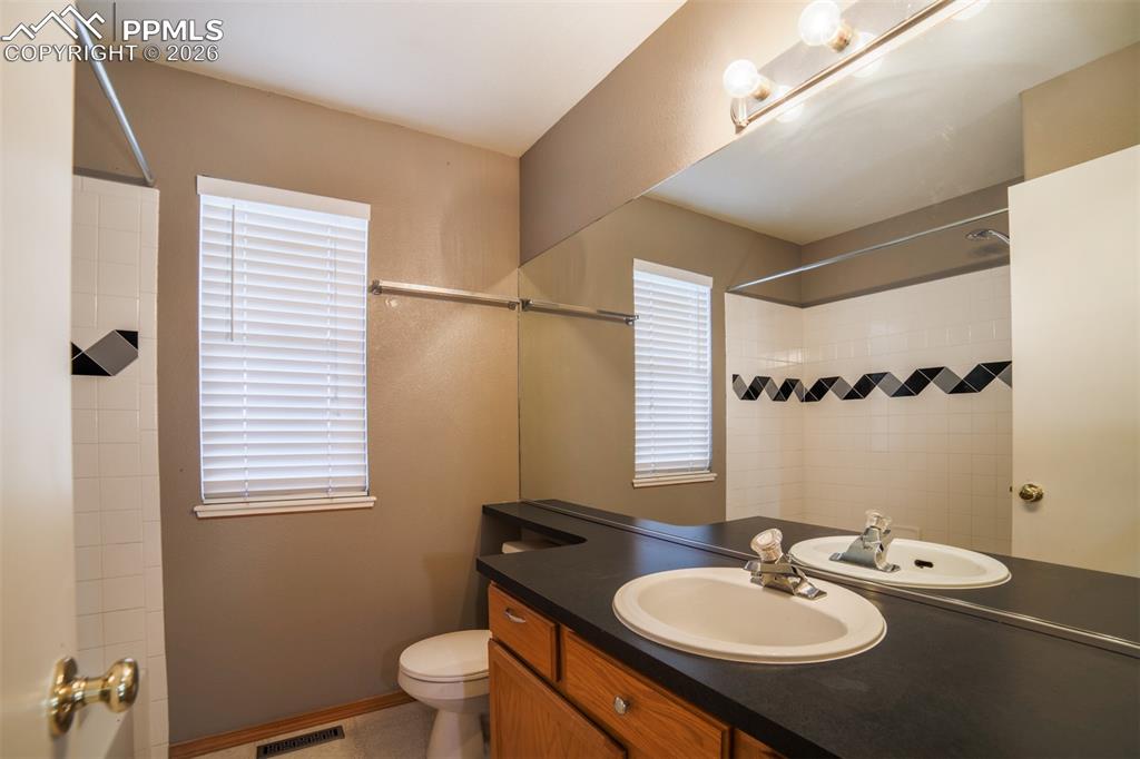 Image 27 of 42: Bathroom