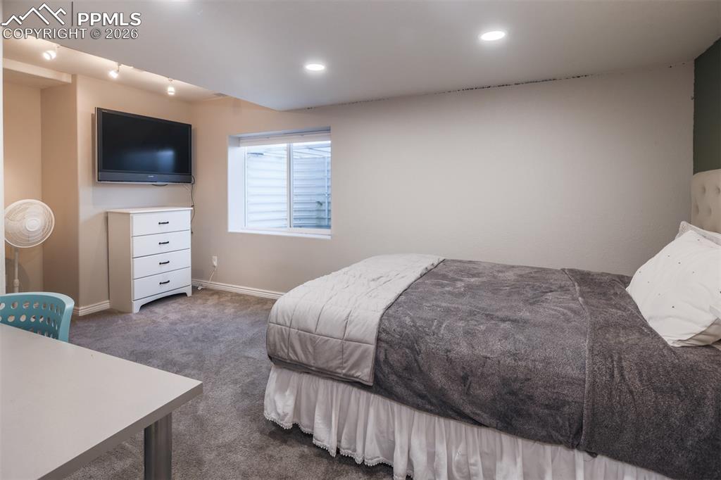 Image 31 of 42: Bedroom