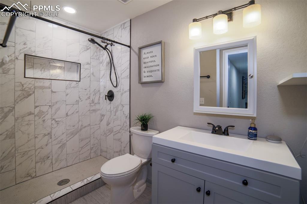 Image 32 of 42: Bathroom