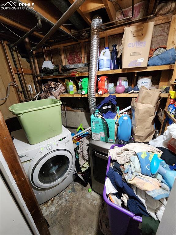 Image 26 of 33: Storage area with washer / dryer
