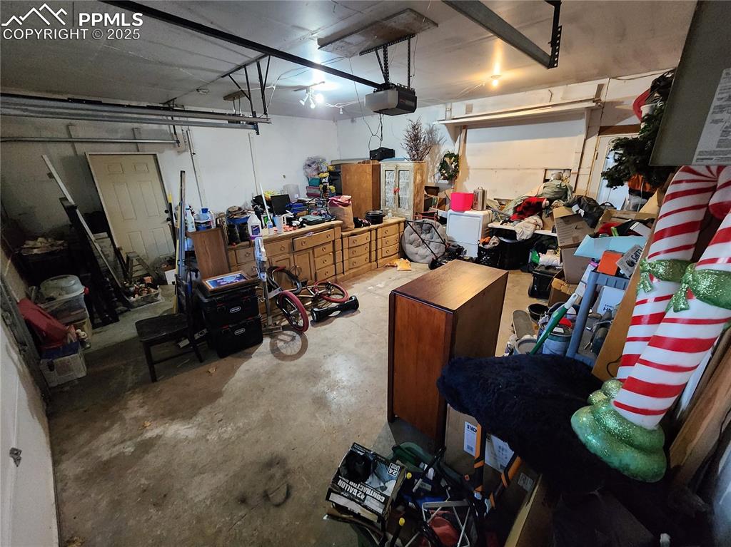 Image 29 of 33: 2 car garage