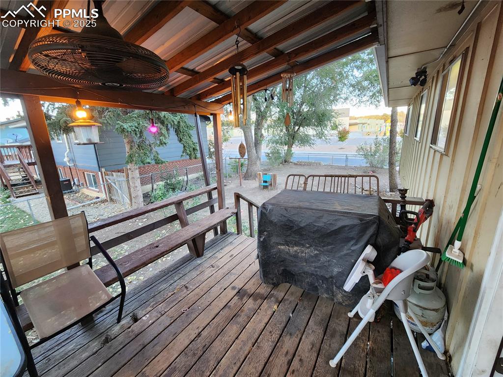 Image 31 of 33: Wooden deck 