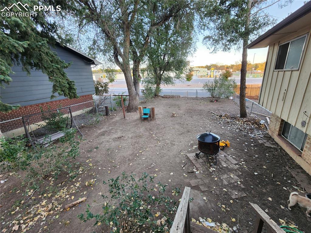 Image 32 of 33: Fenced backyard 