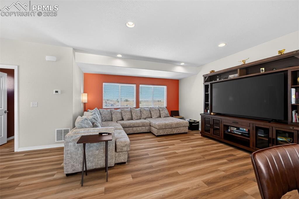 Image 20 of 32: Living Room