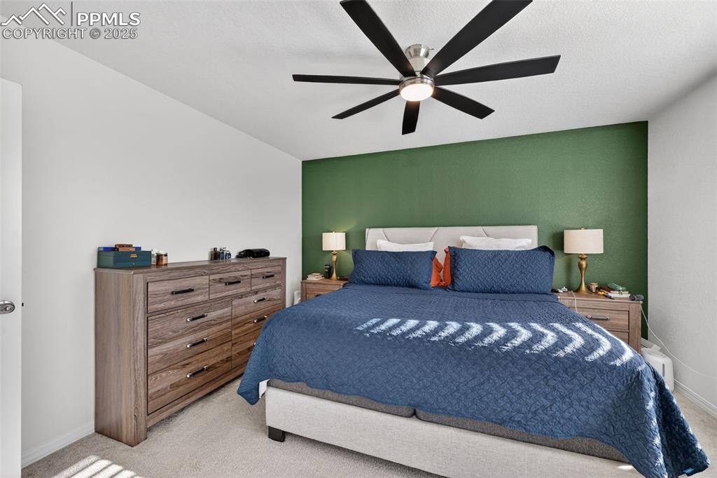 Image 25 of 32: Bedroom