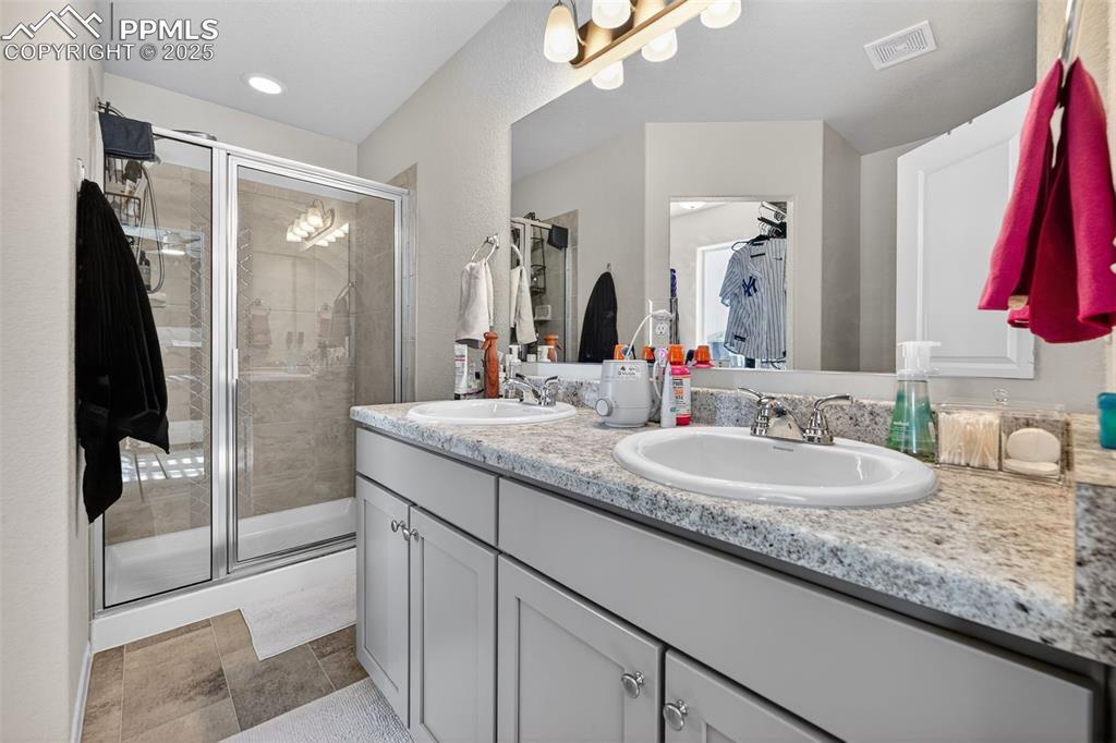 Image 27 of 32: Bathroom