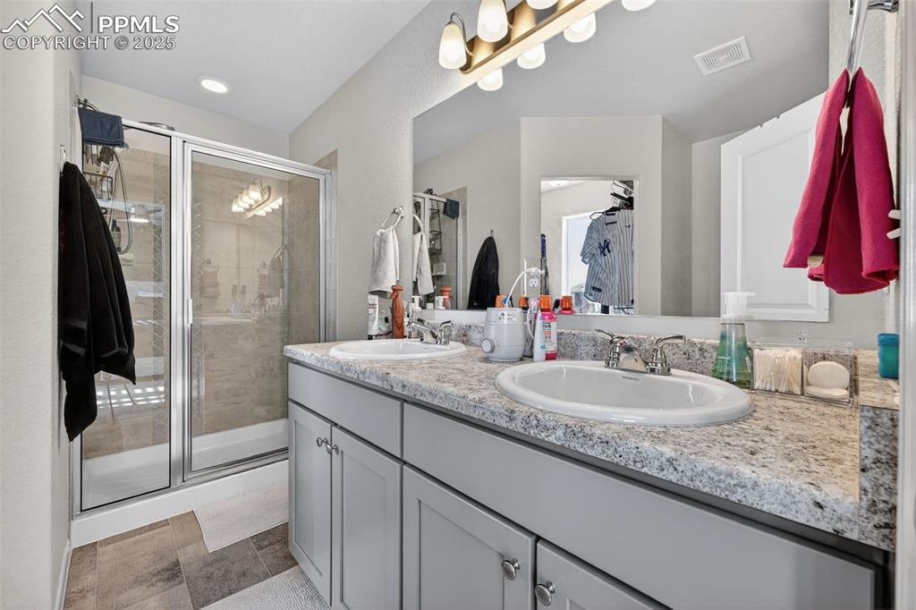 Image 28 of 32: Bathroom